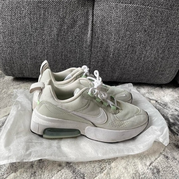 Nike Air Max in light green
Size: US 6 / UK 3.5 / CM 23 - Picture 2 of 7